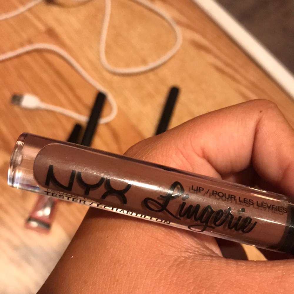 NYX Lingerie Liquid Lipstick 10 “Teddy”